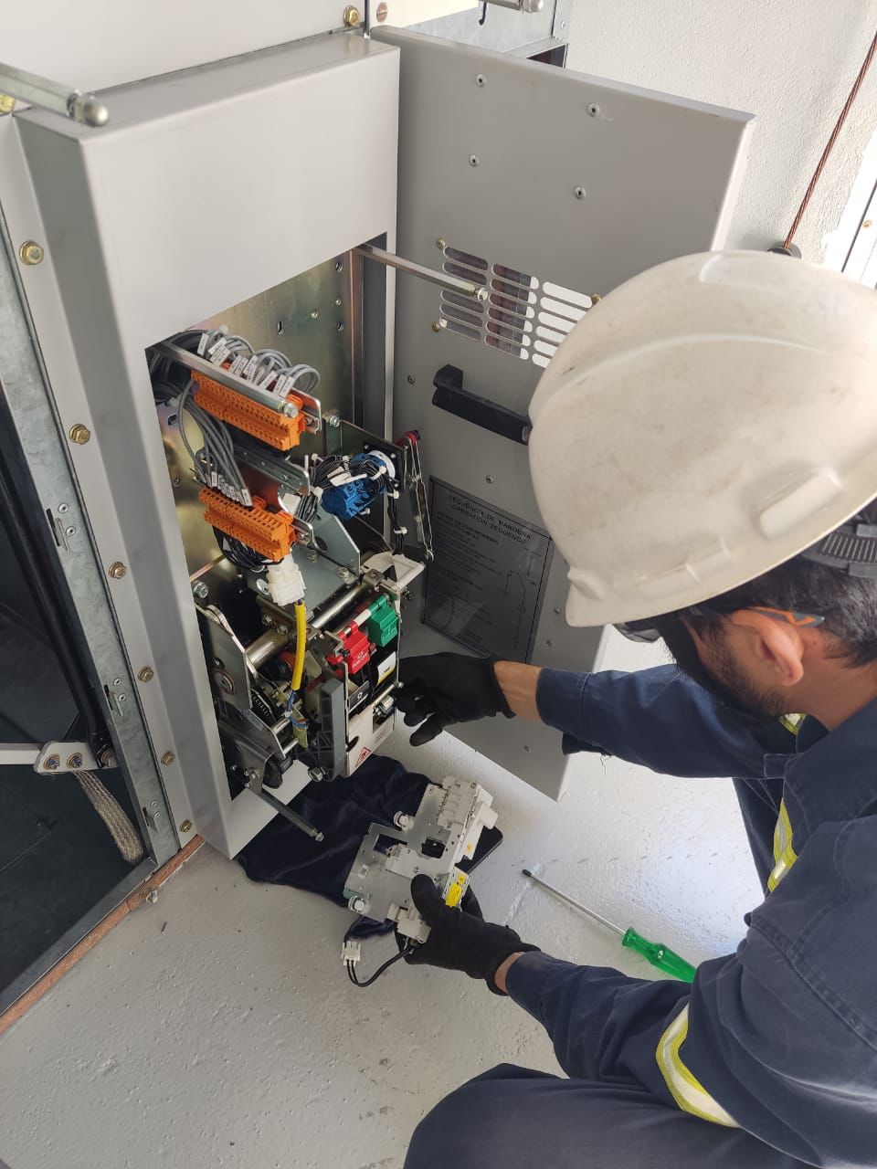 Engenheiro analisando painel elétrico