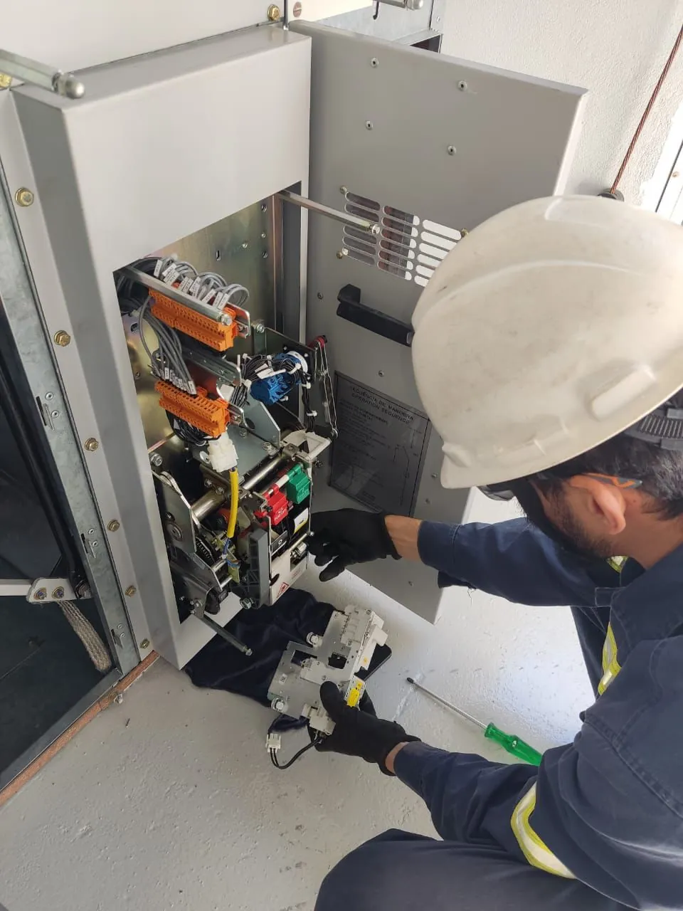 Engenheiro analisando painel elétrico